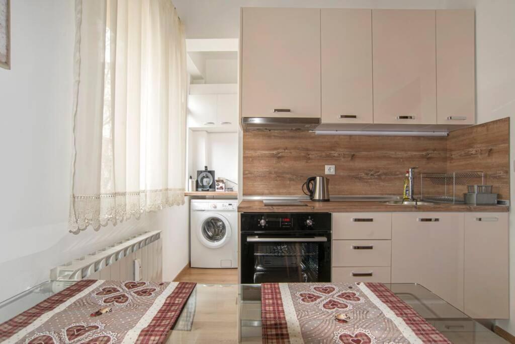 Elegant & Stylish 2 Bedroom Top Central Apartment 소피아 외부 사진